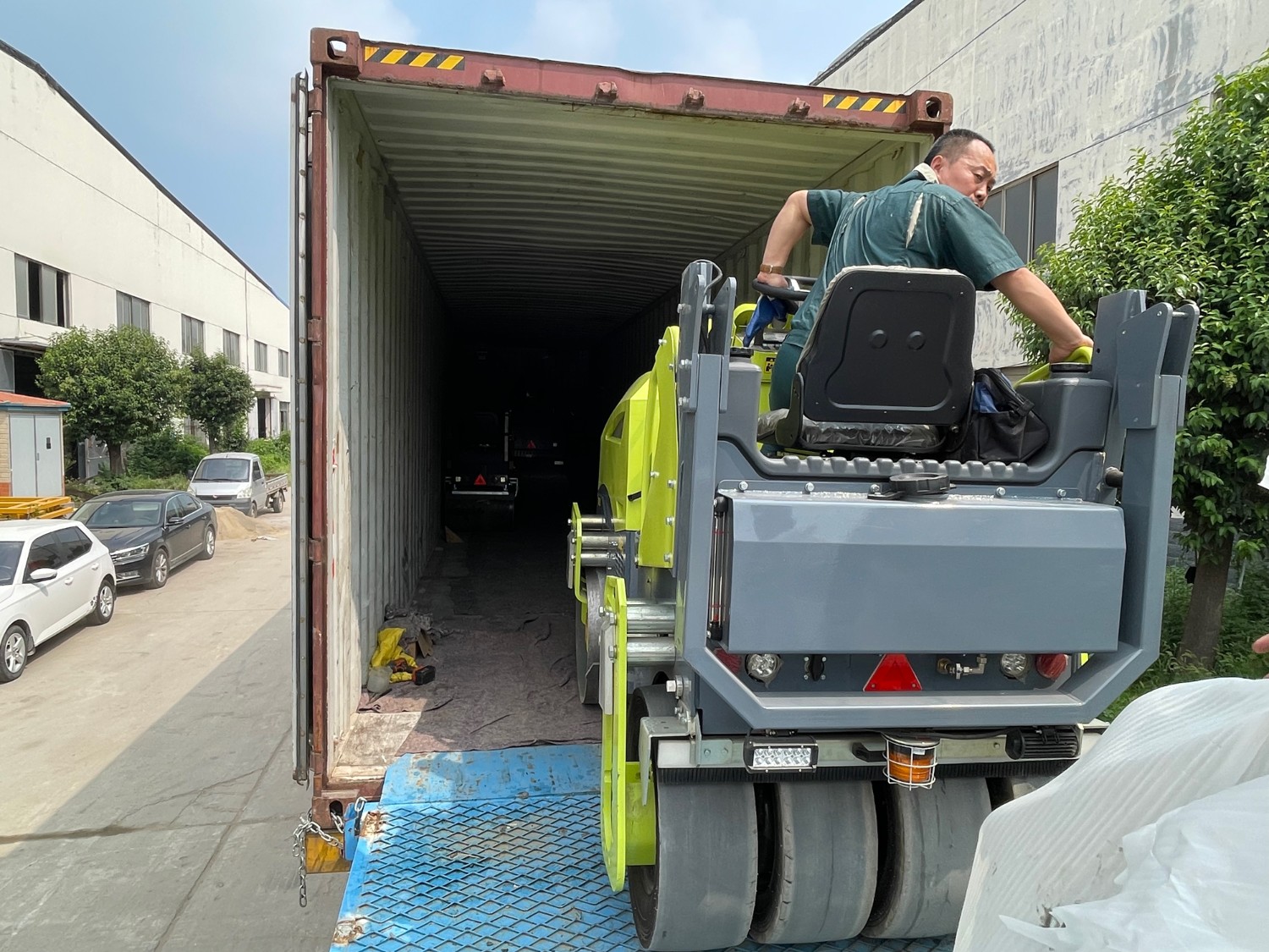 發(fā)往俄羅斯圣彼得堡20臺思拓瑞克雙鋼輪、鋼膠壓路機裝柜進行時···