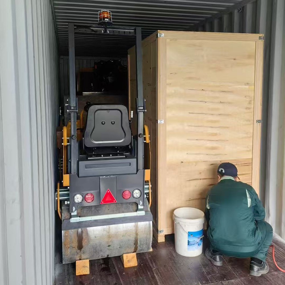 山東思拓瑞克公司8臺(tái)雙鋼輪座駕壓路機(jī)出口德國首都柏林市