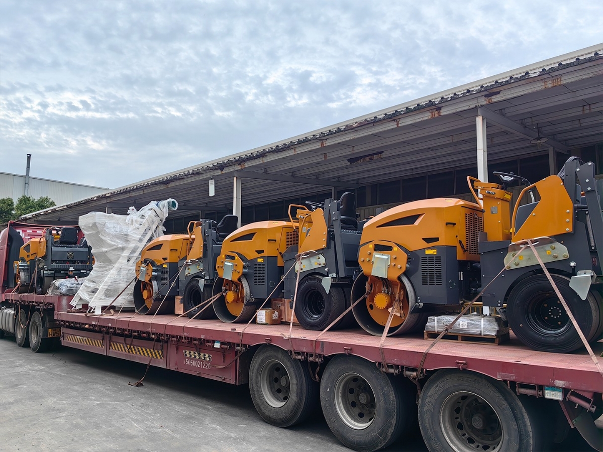 發(fā)往俄羅斯圣彼得堡20臺(tái)思拓瑞克雙鋼輪、鋼膠壓路機(jī)裝柜進(jìn)行時(shí)···